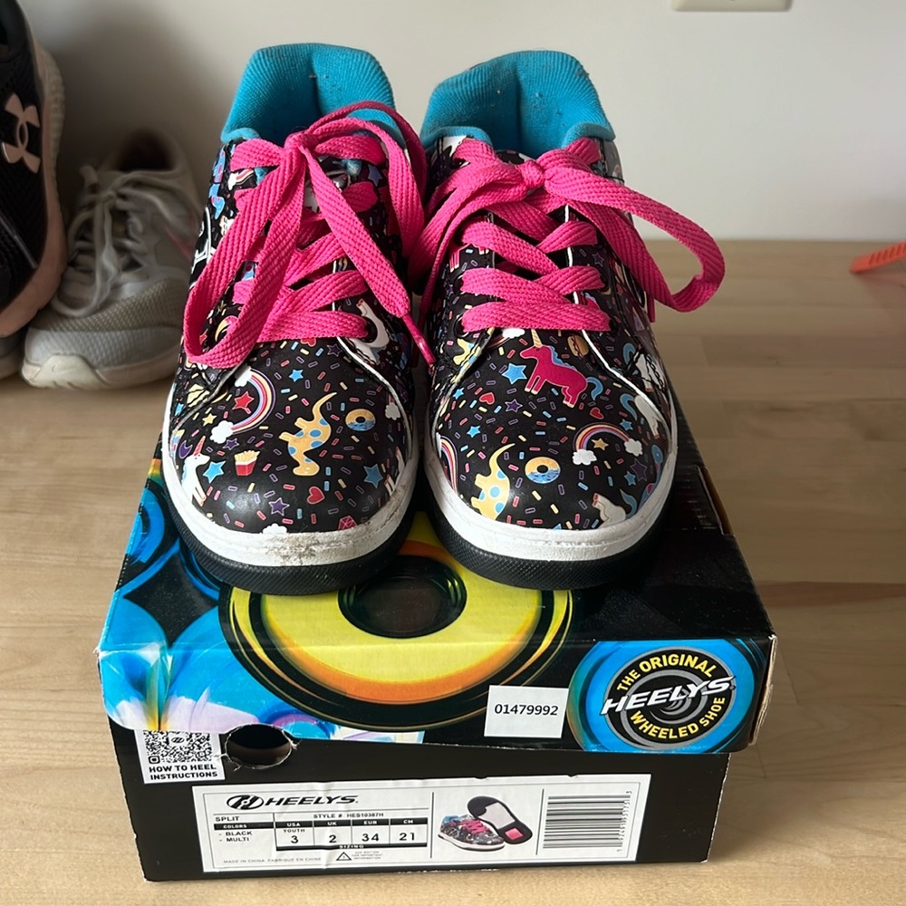 Girls size 3Y heelys